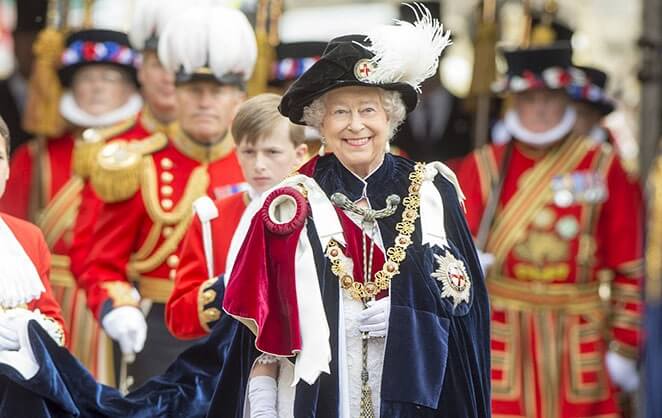Famille royale britannique : pourquoi la princesse Anne porte toujours des  gants, comme la reine Élisabeth