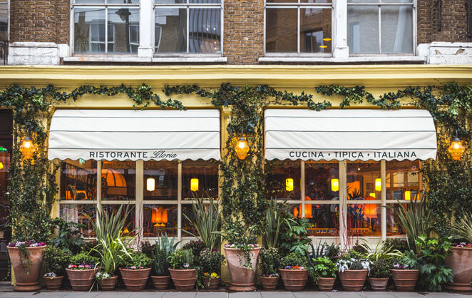 La facade du restaurant Gloria à Paris