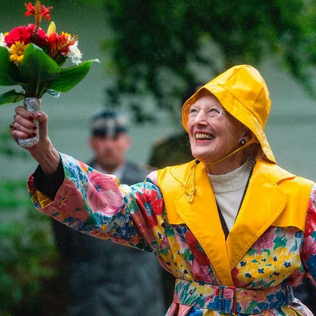 La reine Margrethe II dans son célèbre ciré fleuri