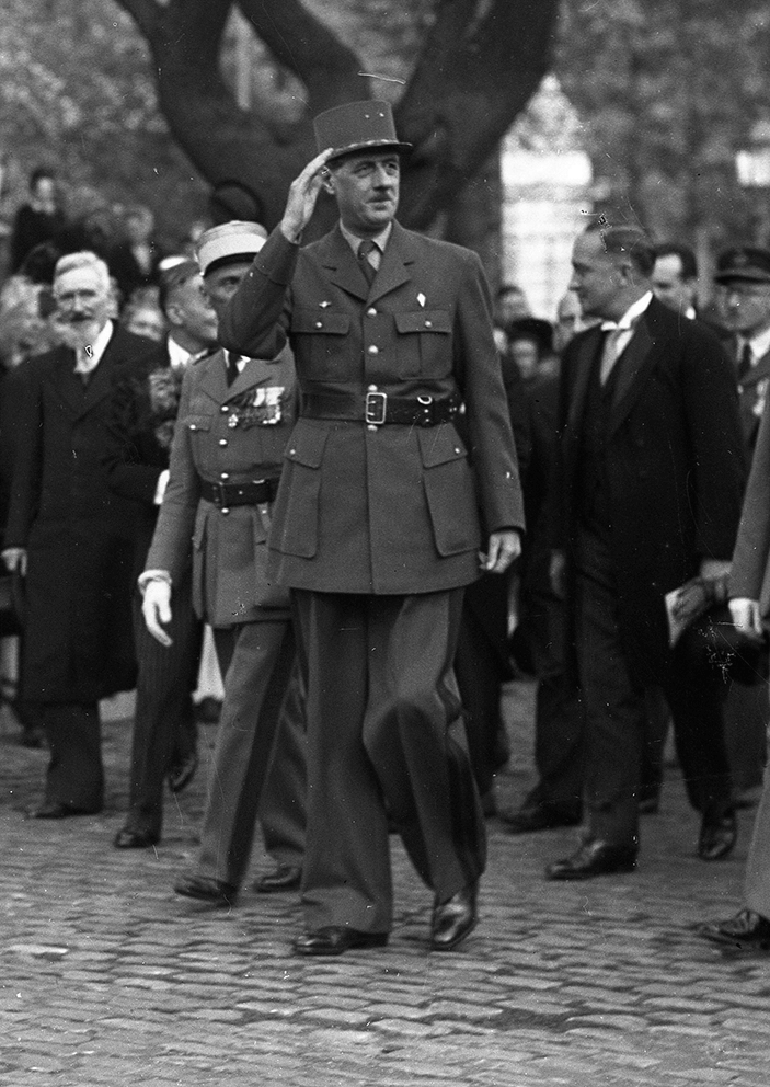 Le général de Gaulle à Bruxelles au Poilu Inconnu en 1945.