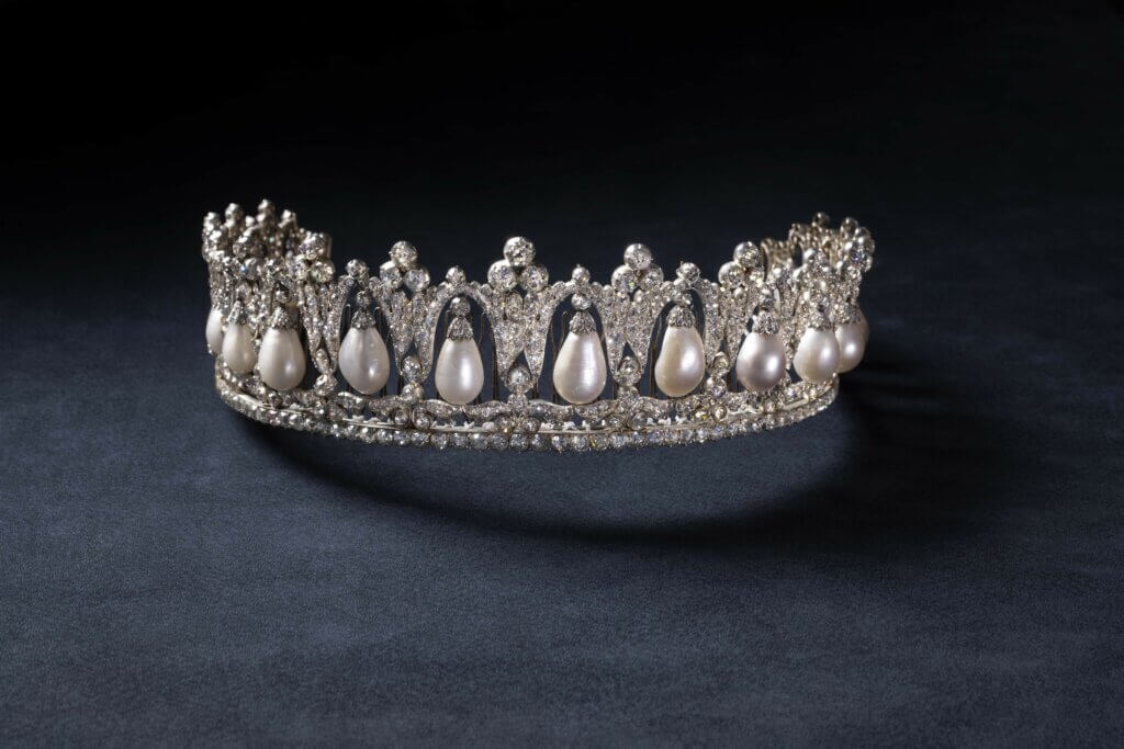 Zoom sur les couronnes du roi et de la reine du Danemark que ni