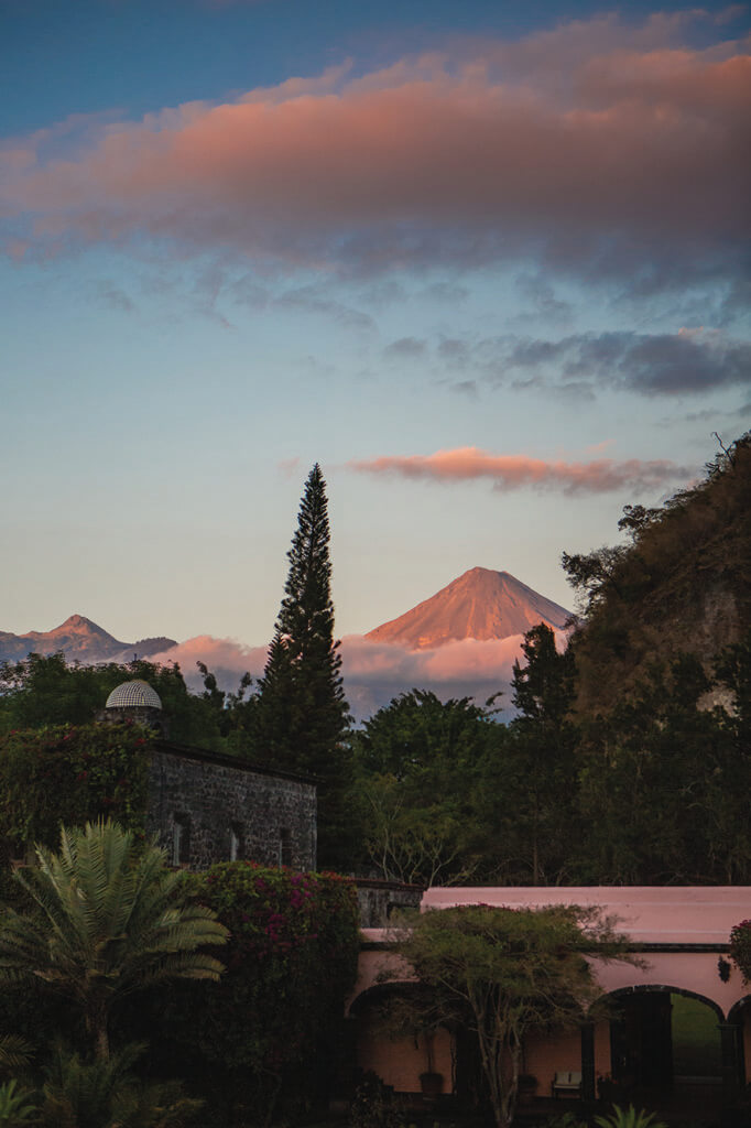 Pink moment sur le volcan de Fuego. Sur la gauche, la chapelle San Antonio en pierre de lave. © David Gerber