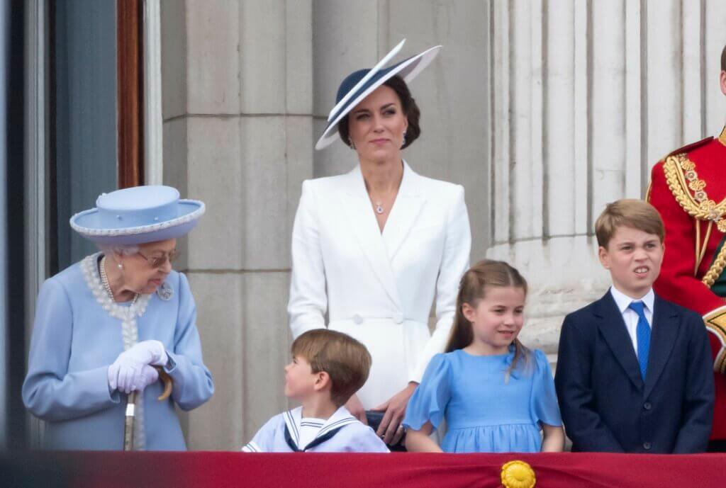 La reine Elizabeth II et son arrière-petit-fils, le prince Louis