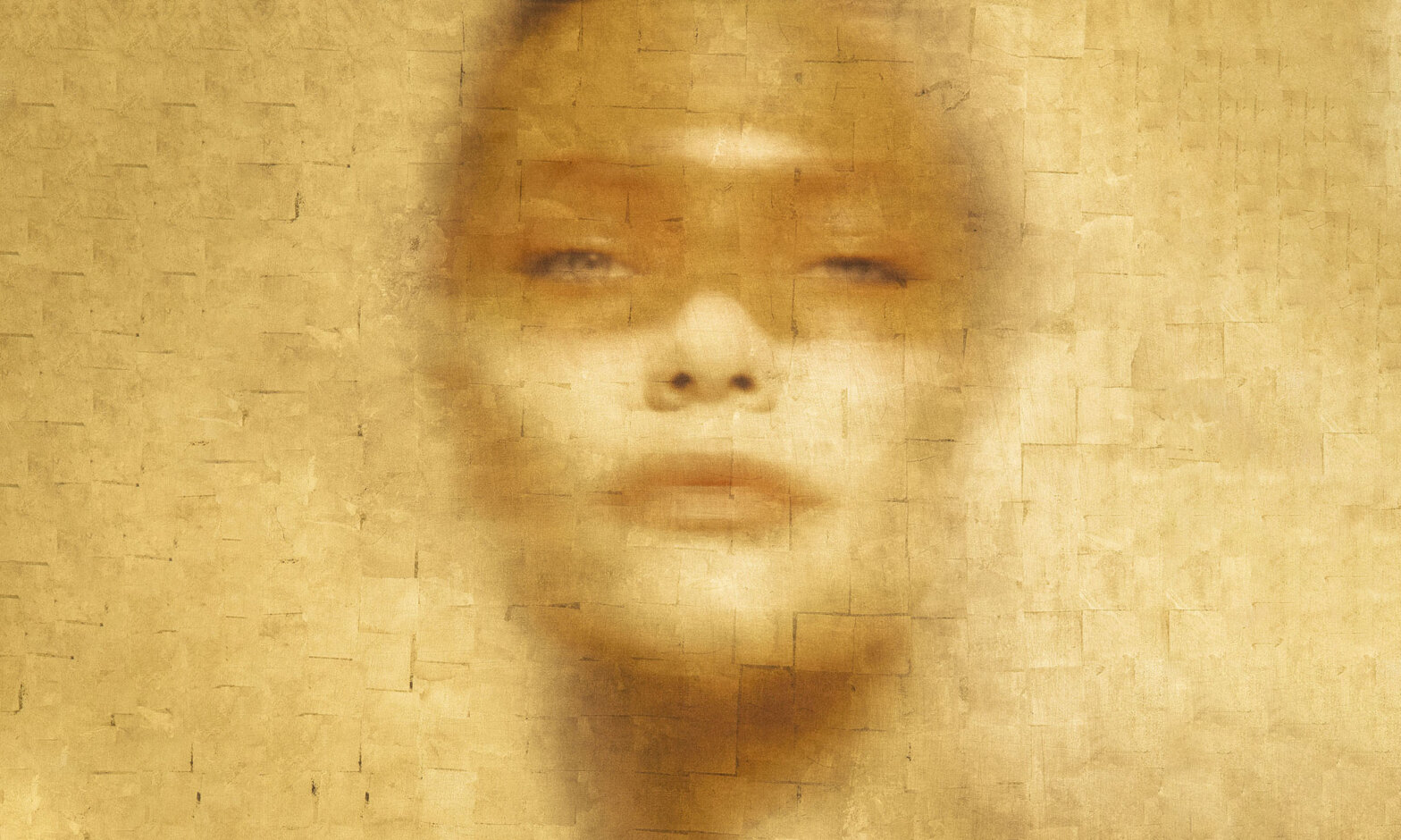 JUSTITIA, Seven Virtues Part I, 2019, impression sur feuille d'or 24 carats, encadrée avec un cadre noir à intervalle d'ombre, 50 x 75 cm © Lionel Machris