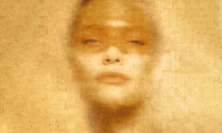 JUSTITIA, Seven Virtues Part I, 2019, impression sur feuille d'or 24 carats, encadrée avec un cadre noir à intervalle d'ombre, 50 x 75 cm © Lionel Machris