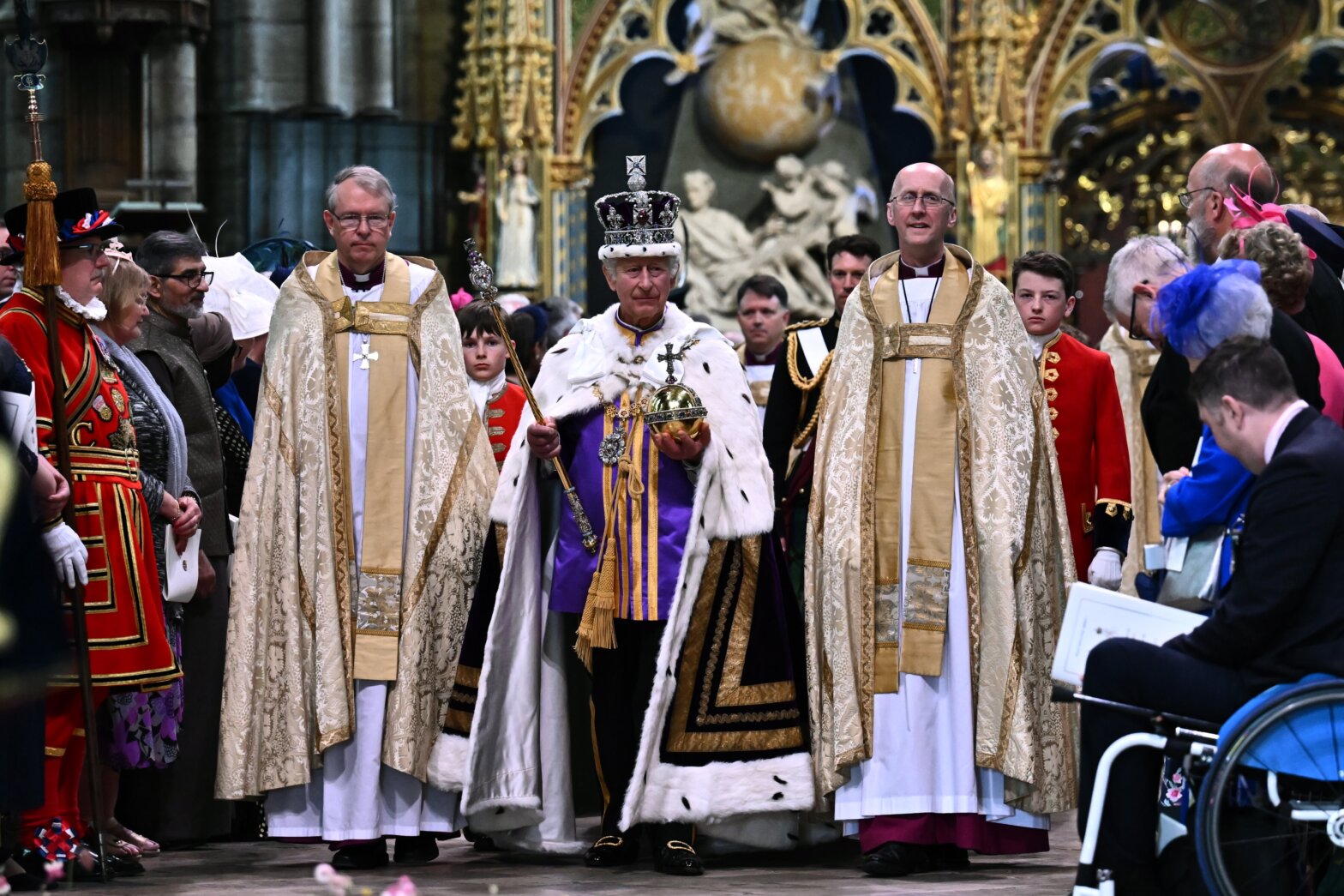 Le roi Charles III portant les instruments royaux lors de son couronnement