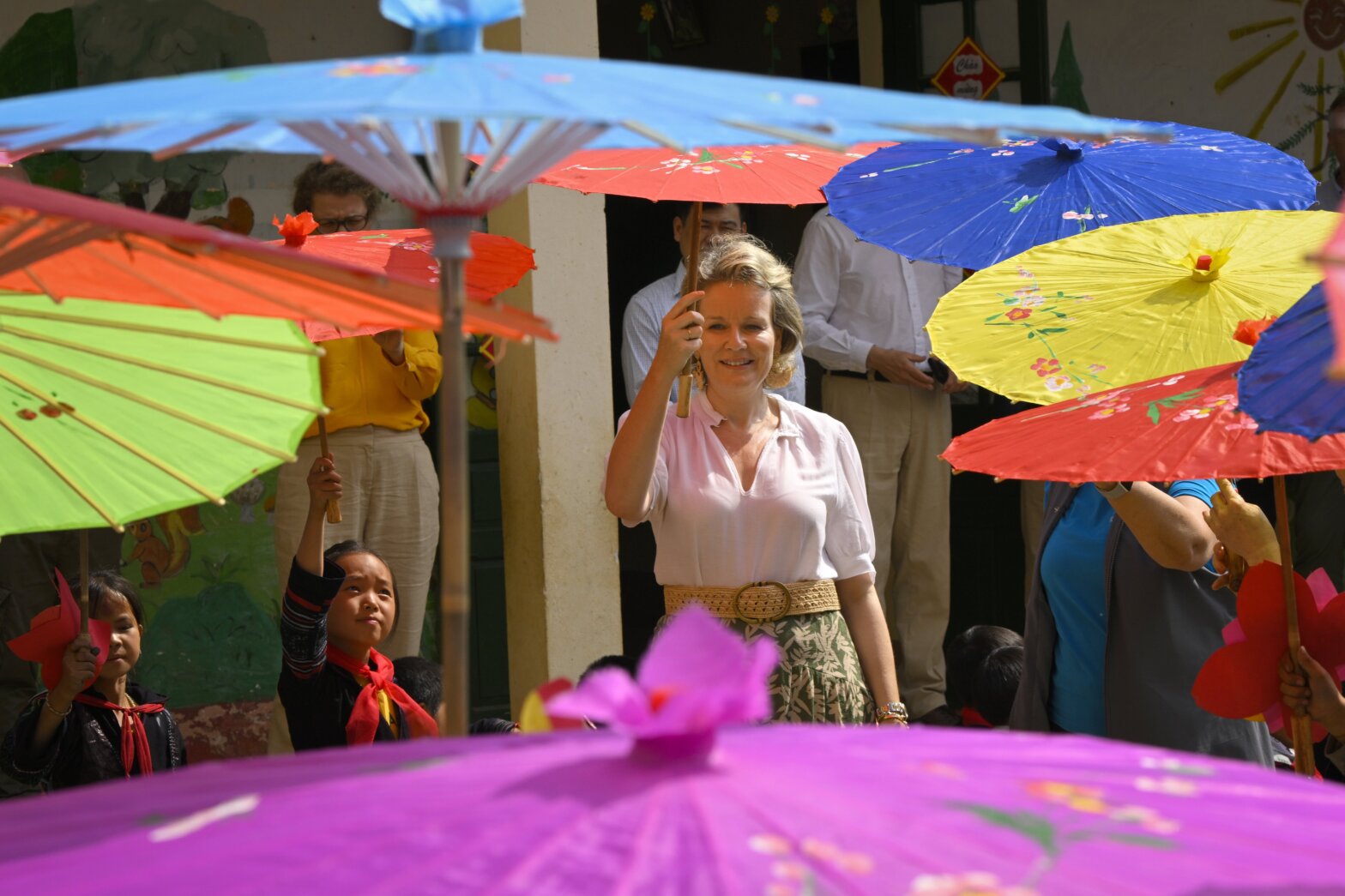 La reine Mathilde de Belgique sous des ombrelles au Vietnam