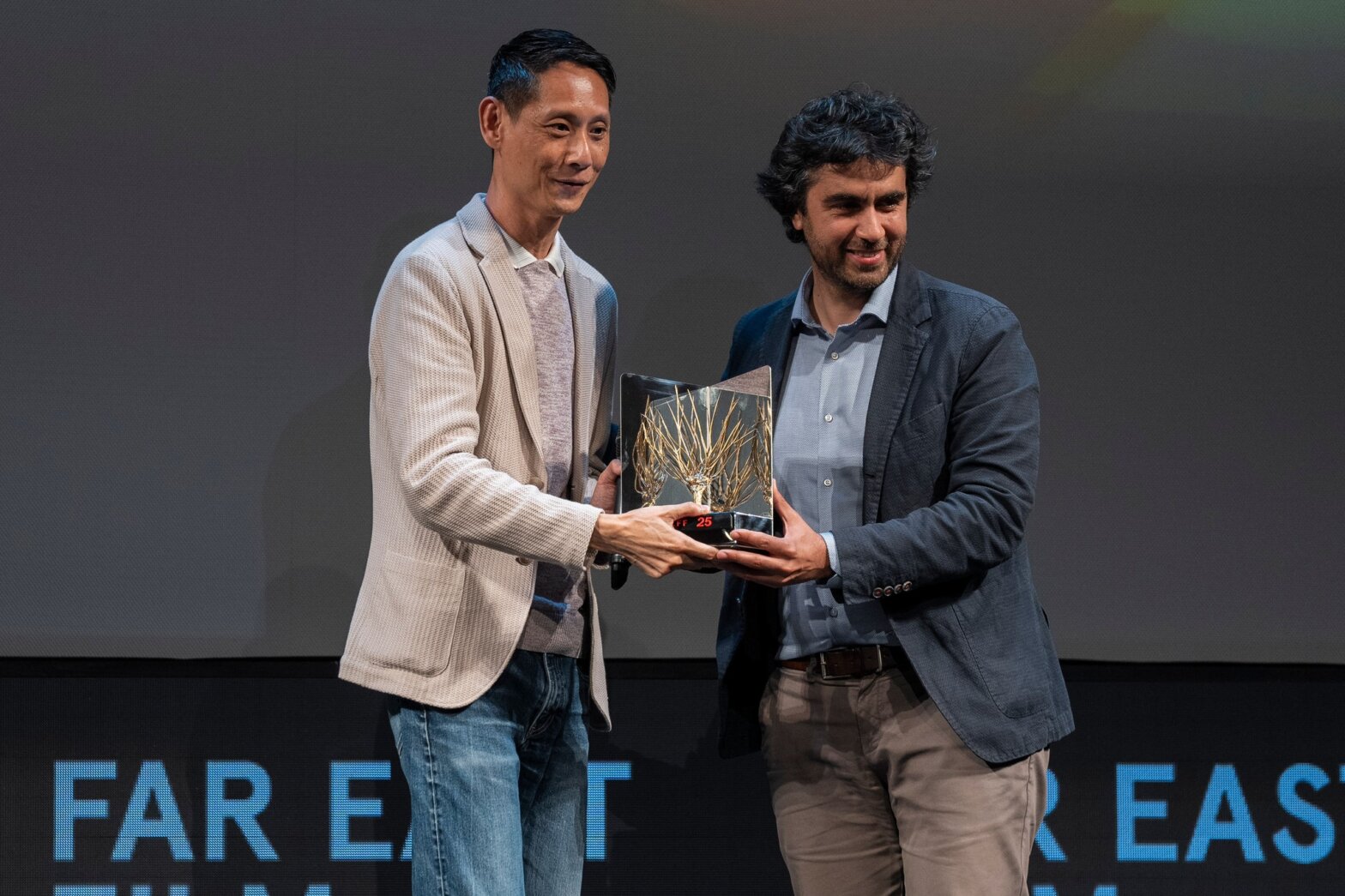 Le réalisateur malais Jin Ong reçoit son prix au Far East Film Festival d'Udine