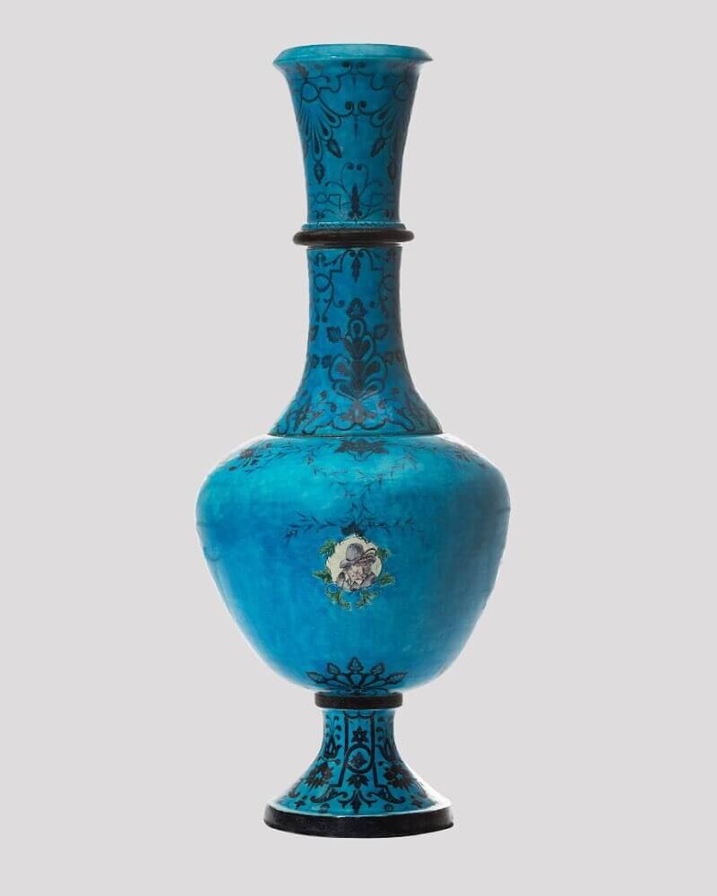 Un vase bleu monumental signé Gustave Doré. © Galerie Vauclair