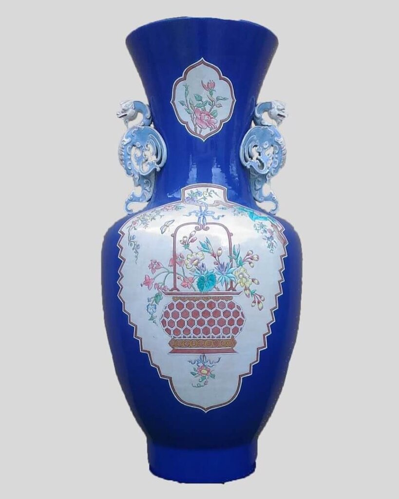 Ce superbe vase décoré de fleurs sur un fond bleu fut réalisé par le céramiste français Eugène Collinot à la fin du XIXème siècle. © Galerie Vauclair