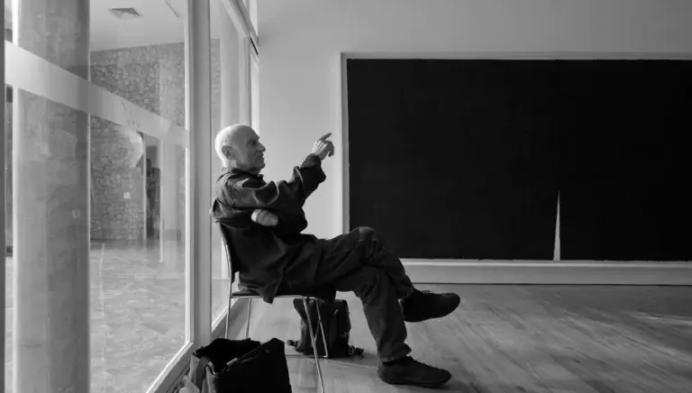 Richard Serra devant Double Rift #6