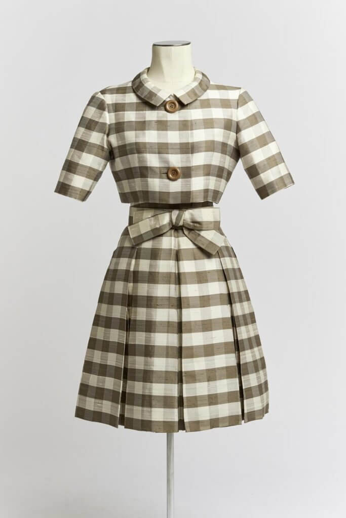 Nina Ricci haute couture, printemps/été 1960, ensemble boléro, robe et ceinture à nœud en cannelé de soie sauvage. Musée Mode & Dentelle.
