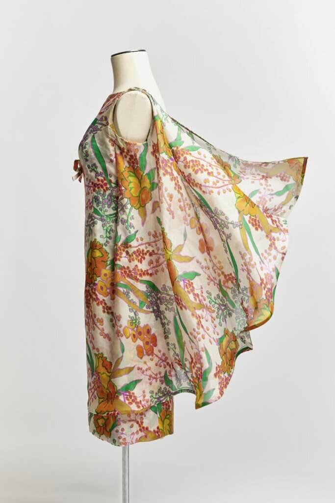 Modèle Nina Ricci haute couture, printemps/été 1963, robe de cocktail en mousseline de soie imprimée multicolore. Musée Mode & Dentelle.