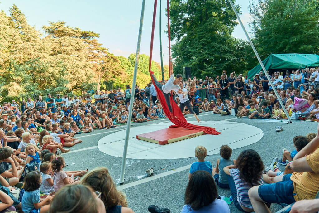 Festival Théâtres Nomades artiste circassienne en pleine action