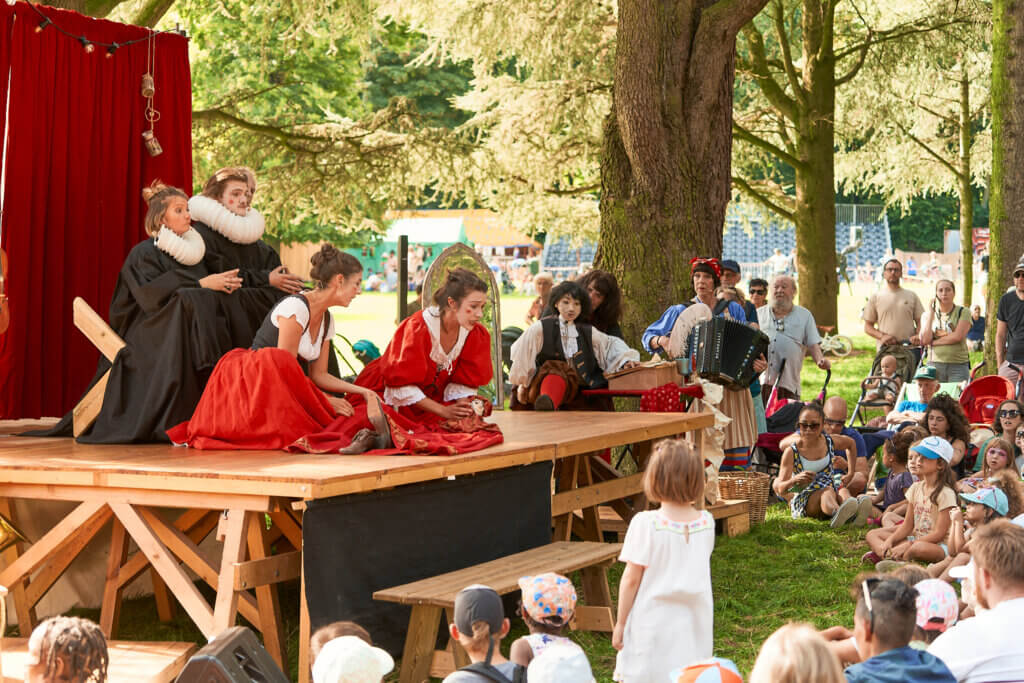 Spectacle extérieur au bois de la cambre lors des Théâtres nomades