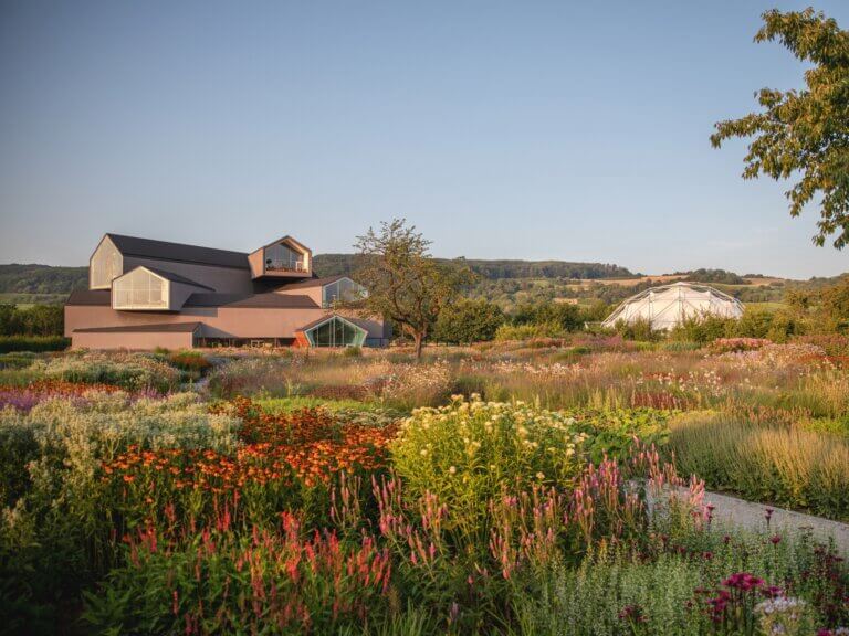 Vue sur la VitraHaus et le Dôme depuis les jardins dessinés par Piet Oudolf. © Vitra