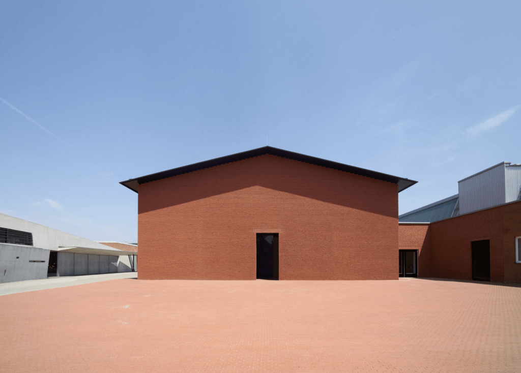 À l'extérieur, le Vitra Schaudepot se présente comme un corps de bâtiment monolithique en briques hollandaises. © Vitra