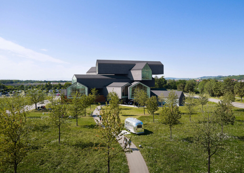 La VitraHaus, construite par les architectes Herzog & de Meuron, abrite la boutique flagship de Vitra et la Vitra Home Collection. © Vitra