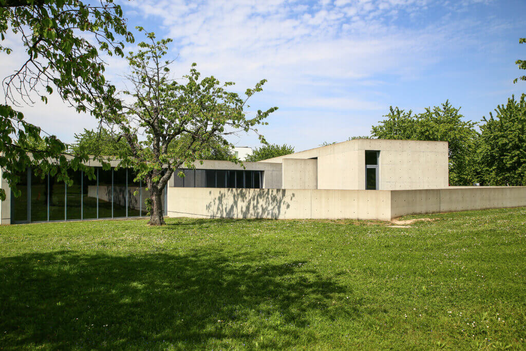 L'arrière de La Caserne de pompiers en béton de Zaha Hadid. © Vitra