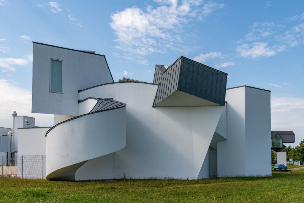 L'emblématique Vitra Design Museum de Frank Gehry abrite aujourd'hui la collection de meuble et chaises de Vitra. © Vitra