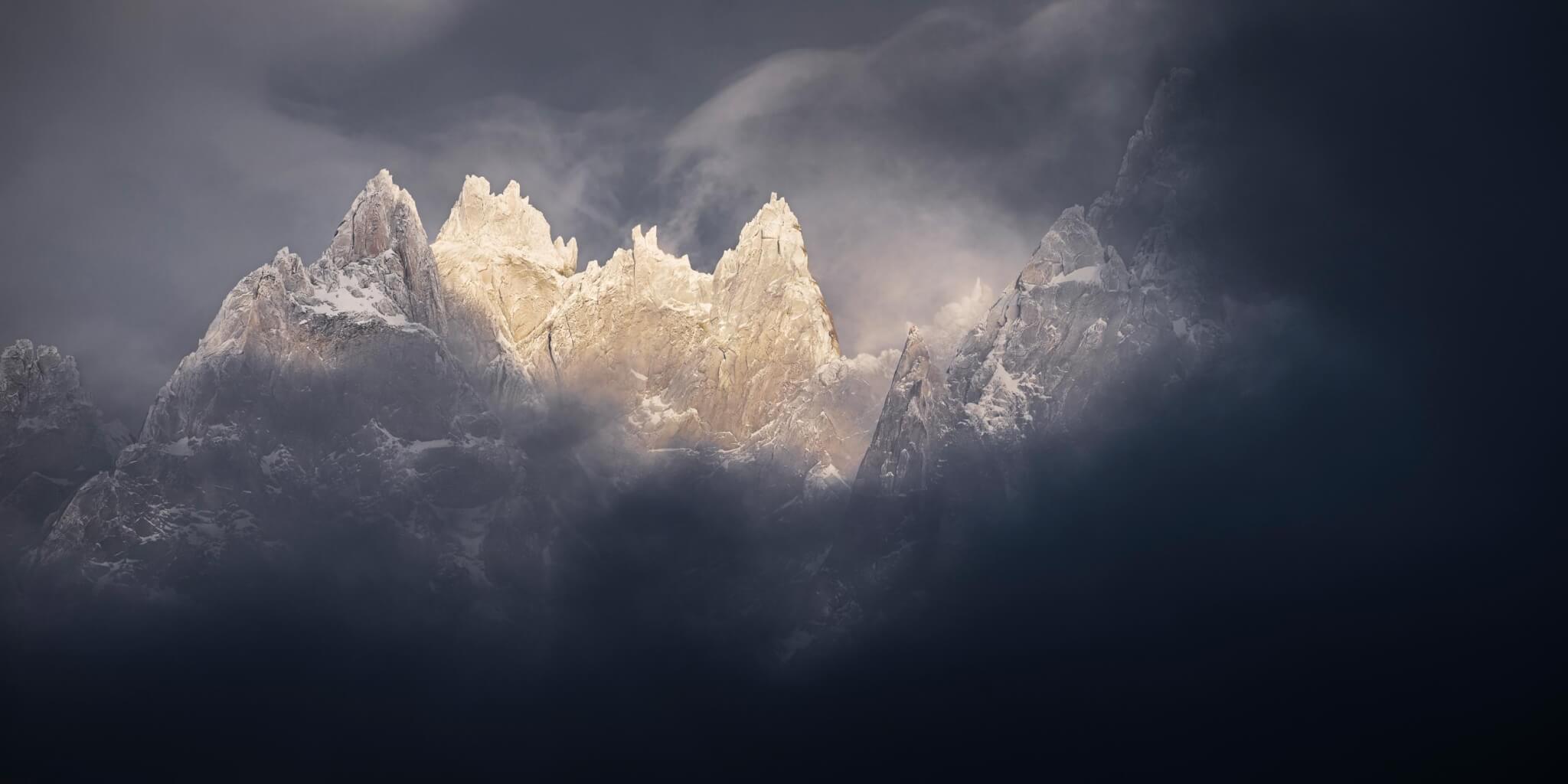 Aiguilles de Blaitière et du Plan, sur les hauteurs de Chamonix, au coucher de soleil.