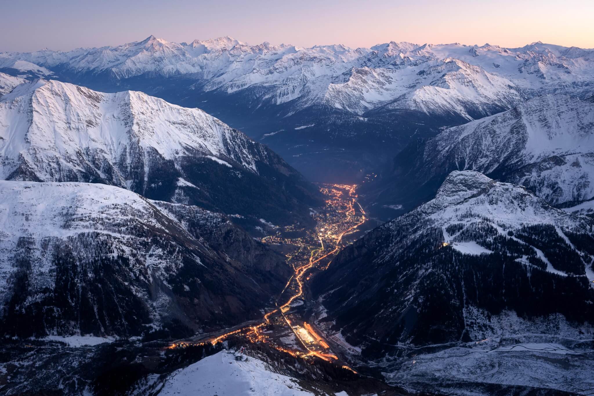 Début de nuit sur Courmayeur et le val d'Aoste