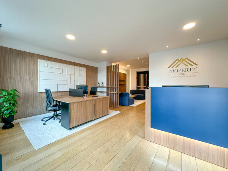 La nouvelle agence au Fort-Jaco, habillée des couleurs emblématiques de la maison, allie caractère et élégance. © Property One