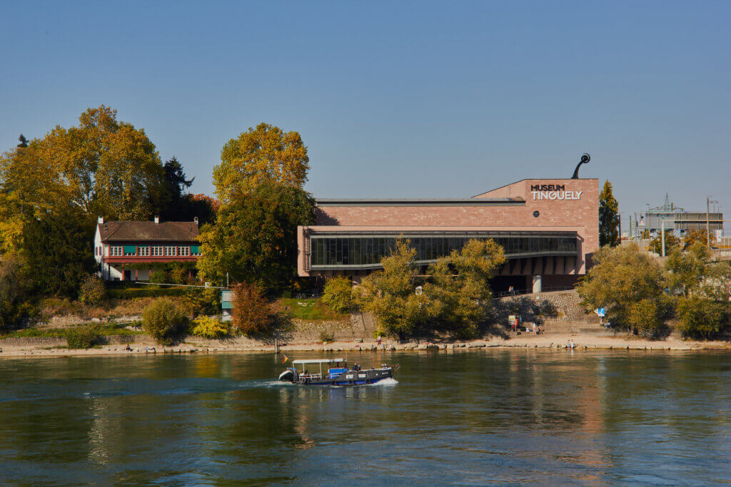 Le Musée Tinguely à Bâle, dédié à l’œuvre de l’artiste suisse Jean Tinguely, se dresse élégamment sur les rives du Rhin, mêlant art contemporain et architecture moderniste dans un écrin de verdure. © Shutterstock