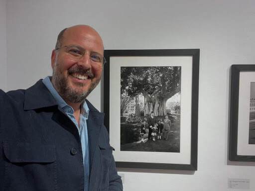 Le Prince visitant une exposition de clichés du photographe suisse Frédéric Boissonnas