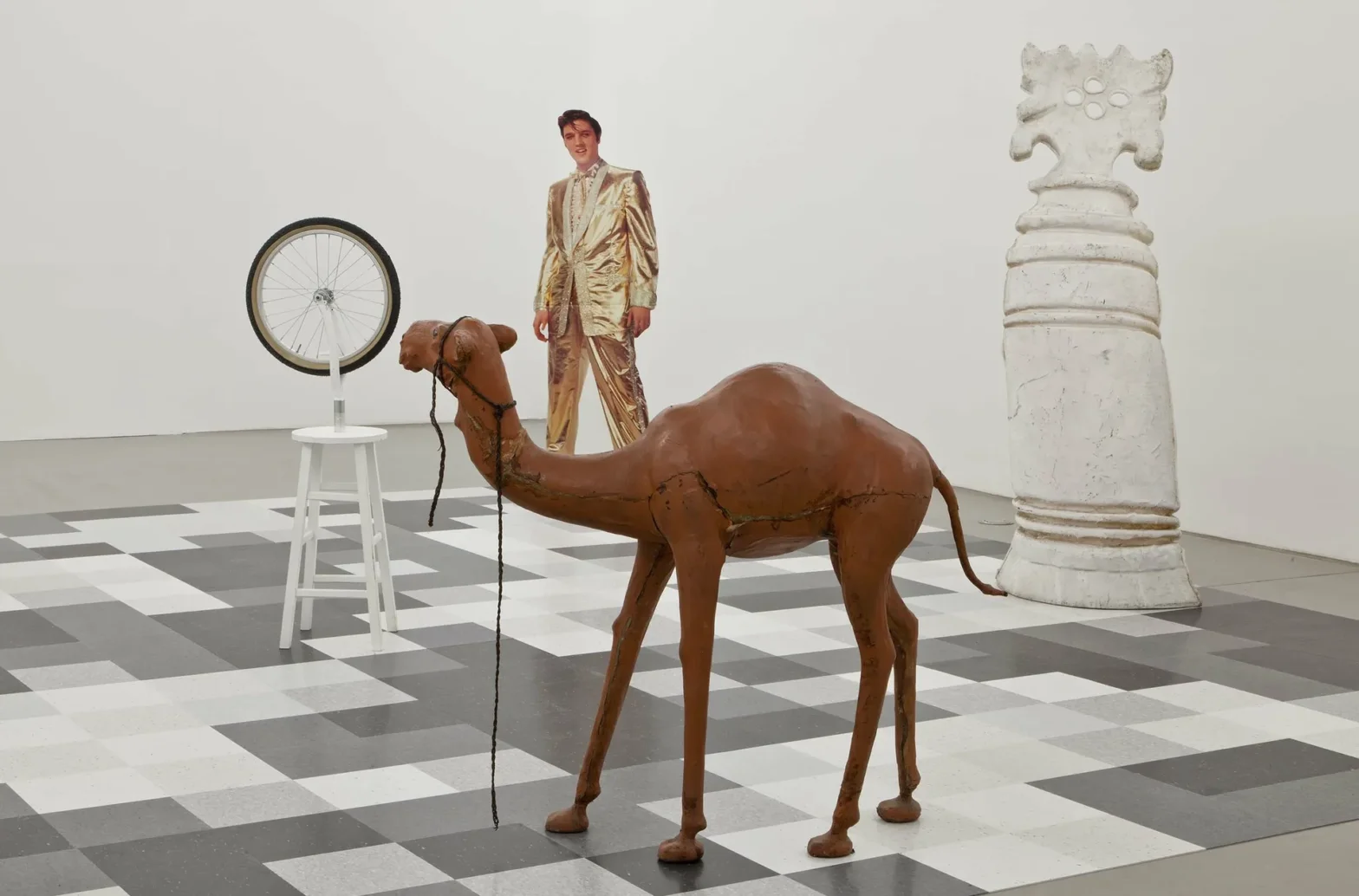 Lutz Bacher, Chess, 2012, Installation view, Portikus, Frankfurt am Main. © Courtesy The Estate of Lutz Bacher and Galerie Buchholz. Photo: Helena Schlichting.